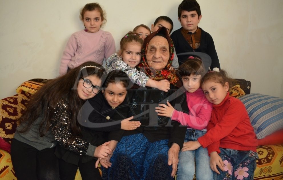 Yüz bir yaşlı Meynas nənənin 10 övlad, 35 nəvə, 78 nəticə və 11 kötükcədən ibarət mehriban ailəsi
