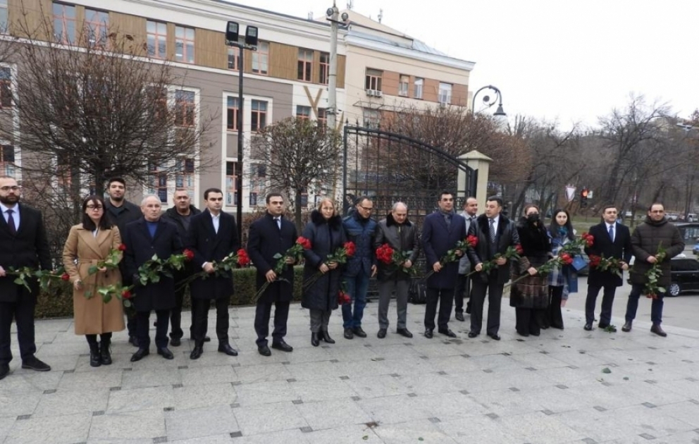Делегация ПЕА посетила памятник великому лидеру Гейдару Алиеву и академику Зарифе Алиевой в Украине