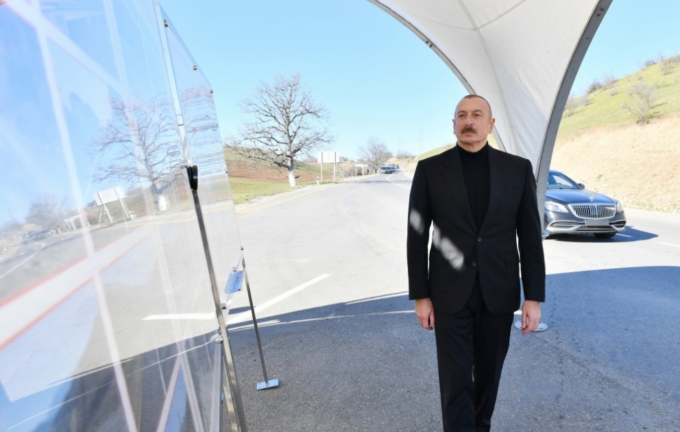 Präsident Ilham Aliyev weiht Automobilstraße Guba-Gonagkend ein