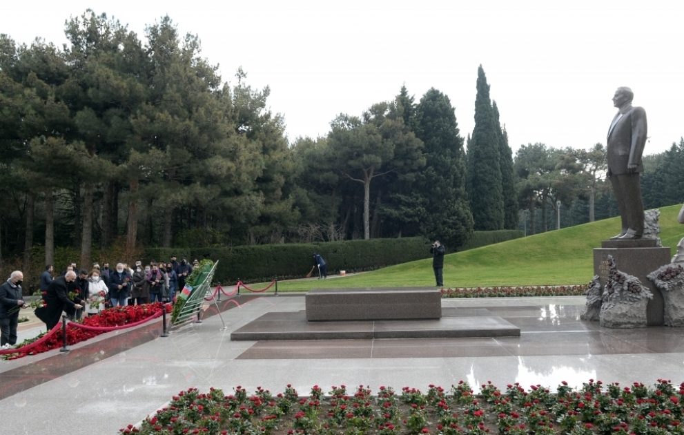 Mitarbeiter von AZERTAC besuchen Grab von großem Leader Heydar Aliyev
