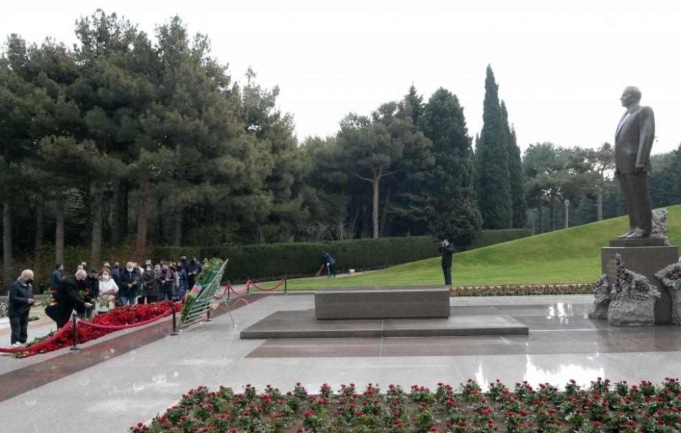 AZERTAC employees pay tribute to national leader Heydar Aliyev