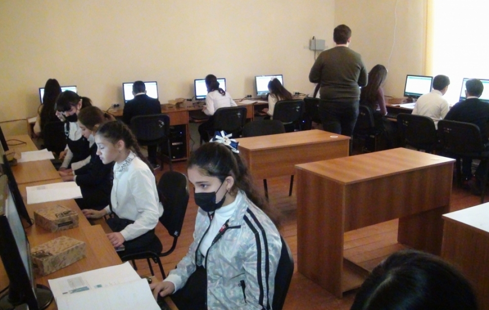 Şagirdlər elektron qurğuların düzəldilməsi və proqramlaşdırılması kimi biliklərə yiyələnirlər