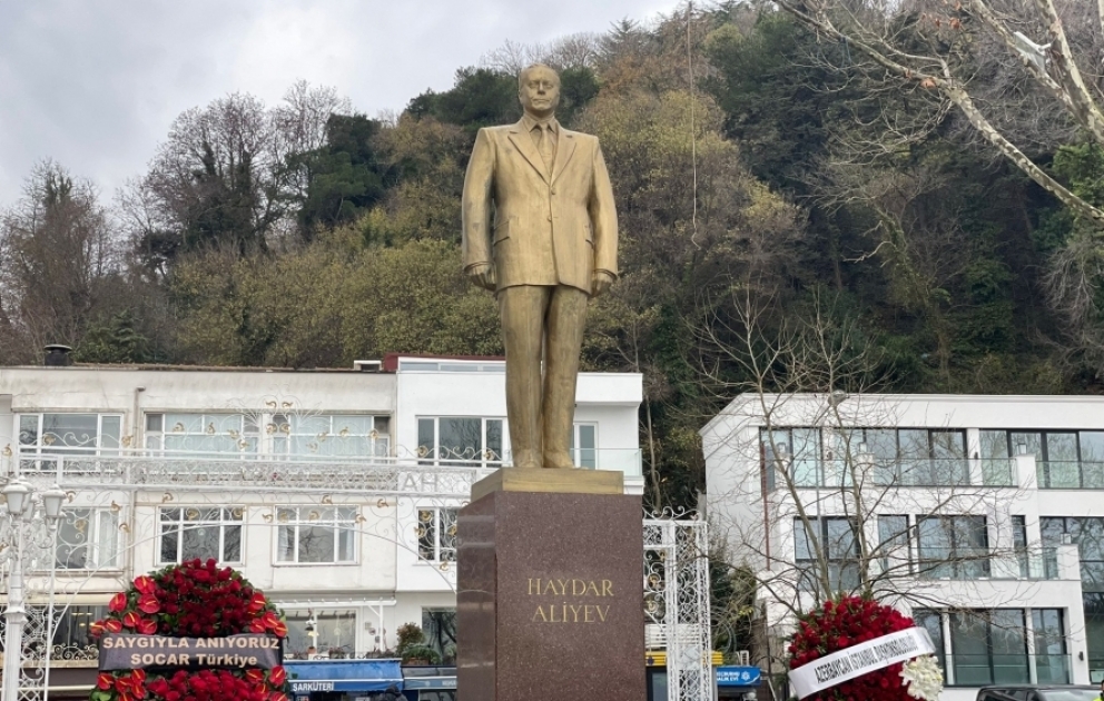 Ümummilli lider Heydər Əliyevin əziz xatirəsi İstanbulda ehtiramla anılıb