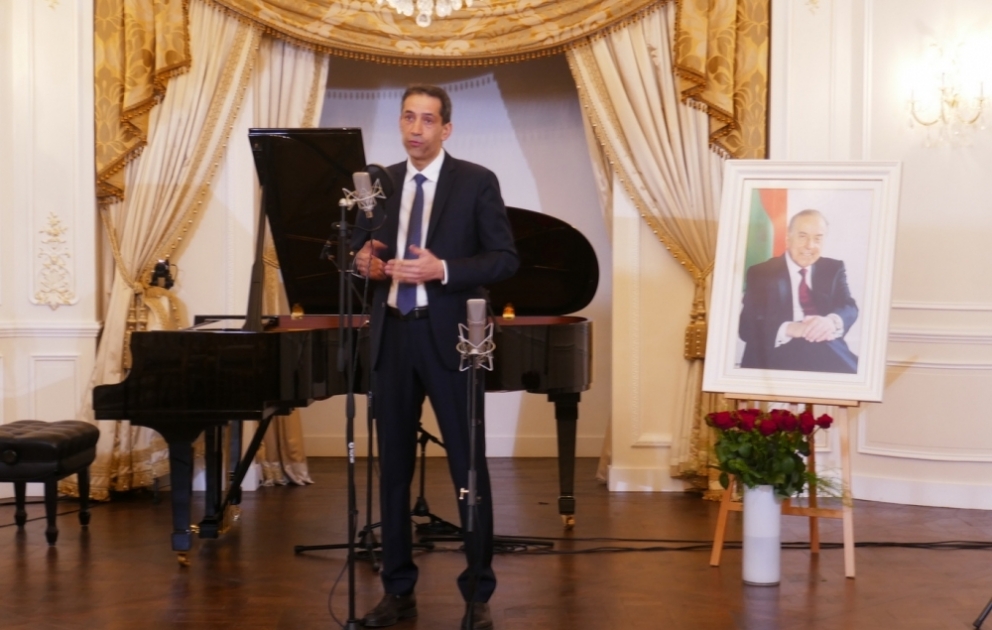 Parisdə ümummilli lider Heydər Əliyevin xatirəsi ehtiramla anılıb
