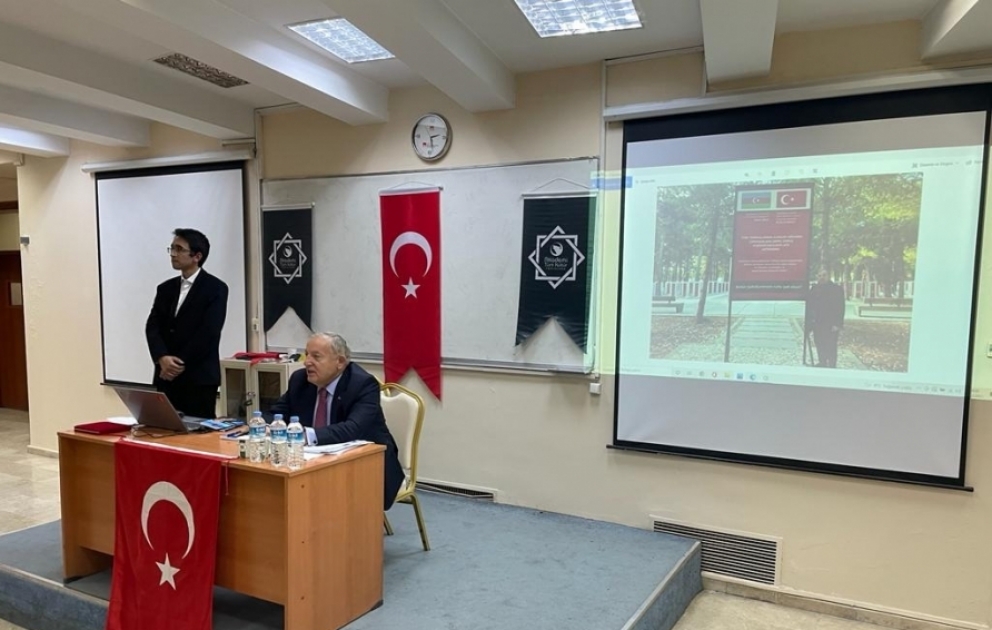 Hulusi Kılıç Ankarada tələbələr qarşısında Türkiyə-Azərbaycan əlaqələri və Qarabağ müharibəsi mövzusunda çıxış edib