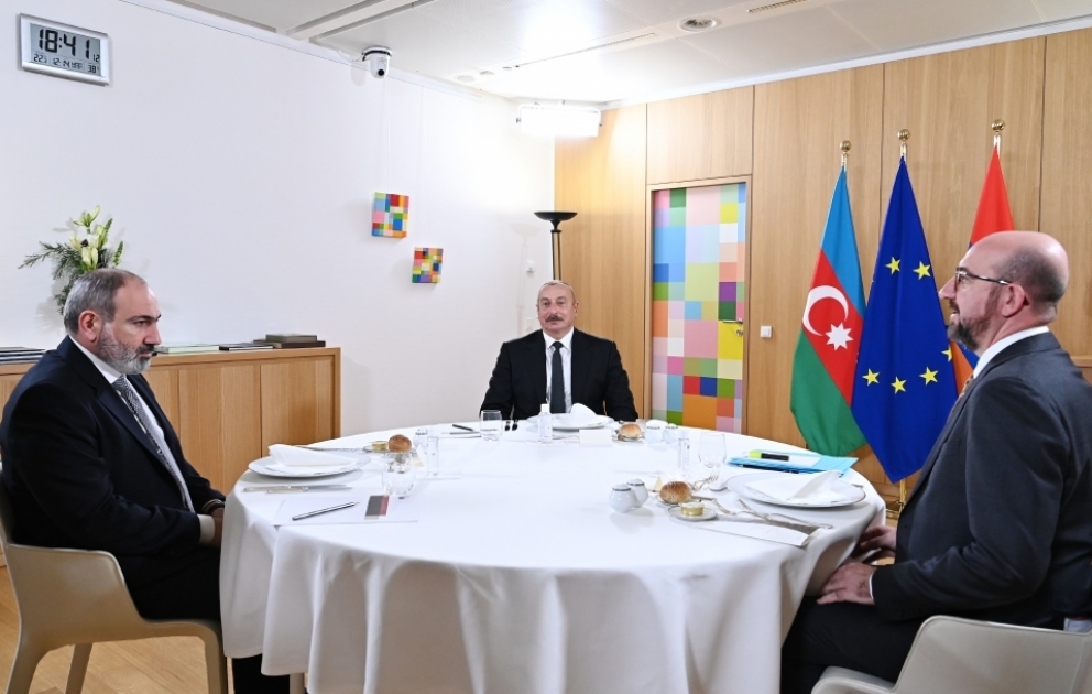 Le président Ilham Aliyev, le président du Conseil européen Charles Michel et le Premier ministre arménien Nikol Pachinian se réunissent autour d’un dîner