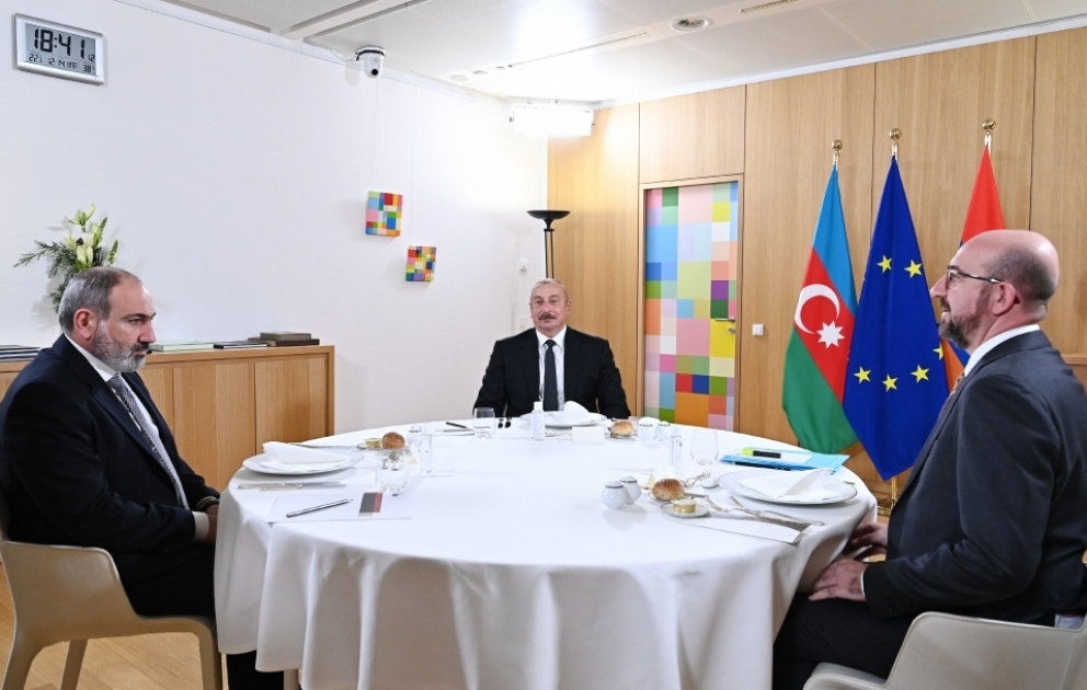 Präsident Ilham Aliyev, Präsident des Europäischen Rates Charles Michel und Armeniens Premierminister Nikol Paschinjan treffen sich in Brüssel