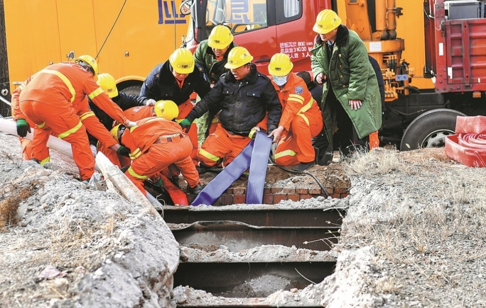 Çində kömür mədənində köməksiz vəziyyətdə qalan şaxtaçılardan biri xilas edilib