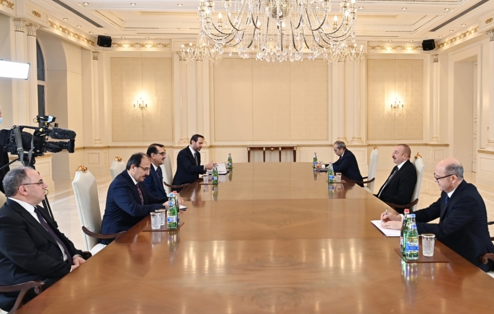 Präsident Ilham Aliyev empfängt türkischen Minister für Energie und natürliche Ressourcen
