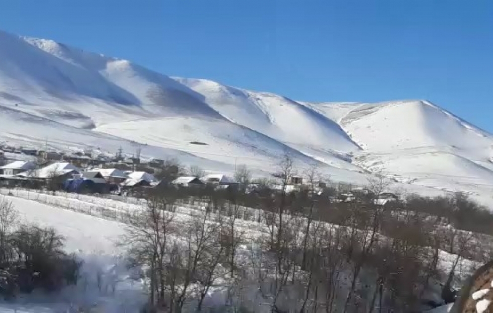 Qışın ilk günündə Gədəbəy ağ örpəyə büründü