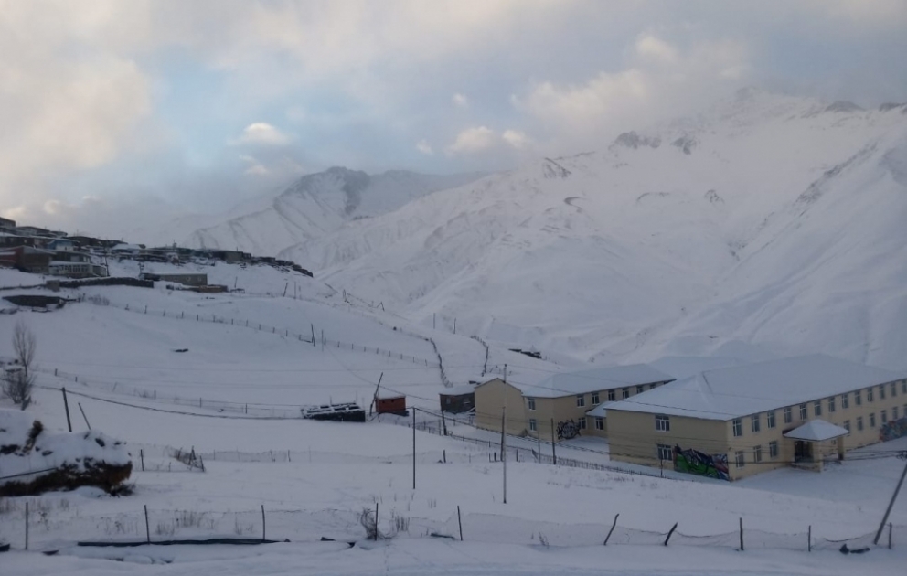 Am ersten Tag des ersten Wintermonats in Guba Region bis zu 25 Zentimeter Schnee gefallen
