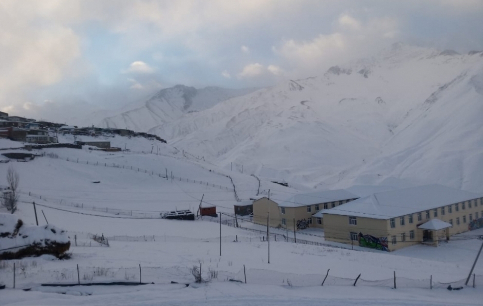 Les régions azerbaïdjanaises de Gouba, Goussar et Khyzy couvertes de neige