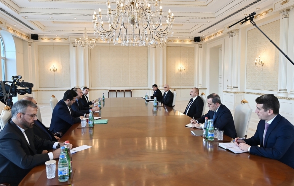 Präsident Ilham Aliyev empfängt Außenminister Irans