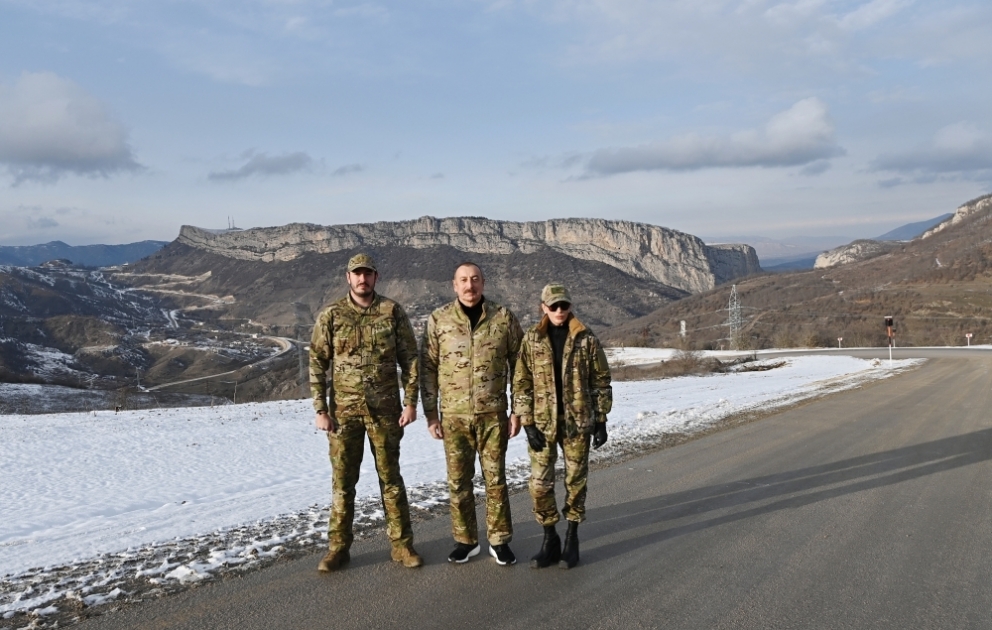 Präsident Ilham Aliyev, First Lady Mehriban Aliyeva und ihre Familienmitglieder zu Besuch in Schuscha