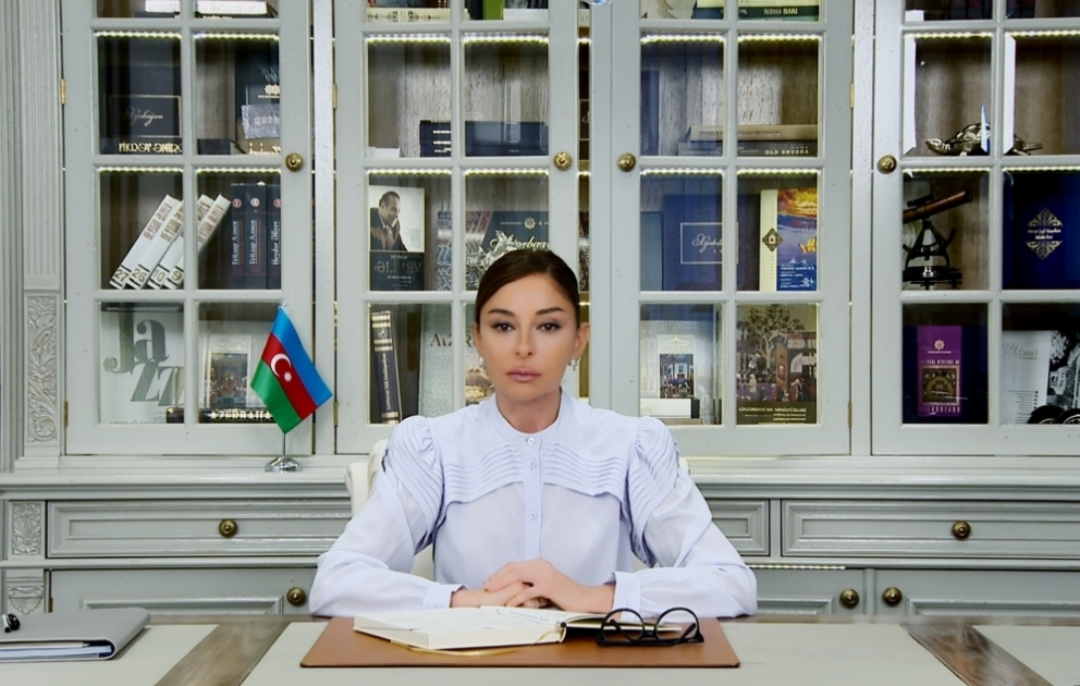 Schuscha: Erste Vizepräsidentin Mehriban Aliyeva teilt Viedeo aus der Yukhari Govhar-Agha-Moschee