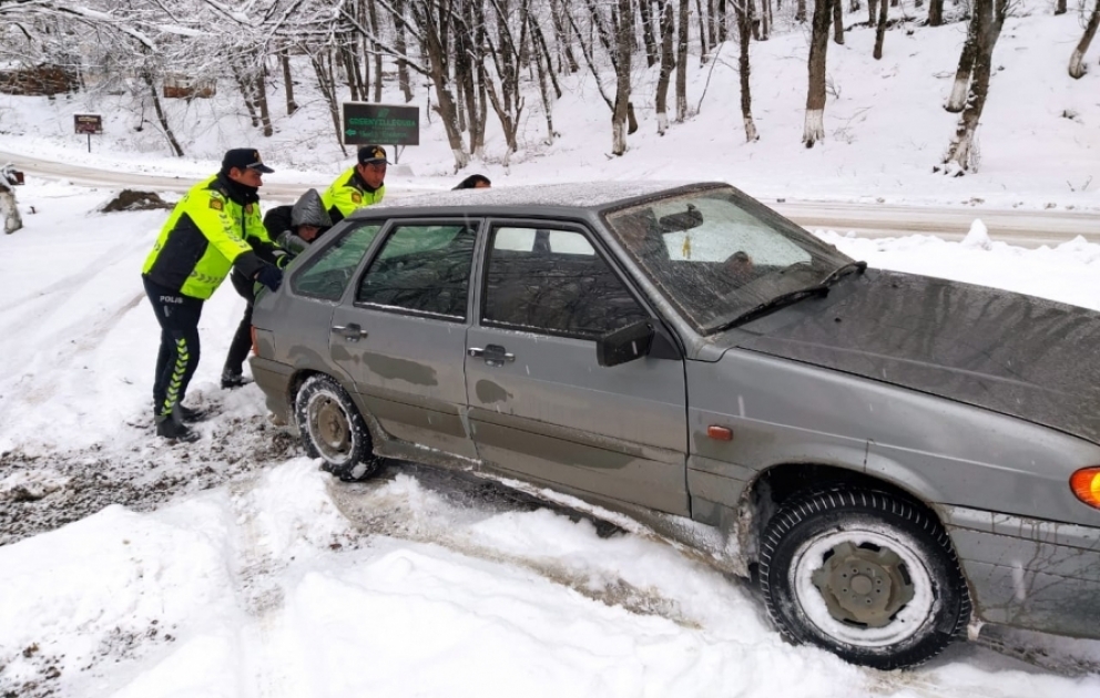 Qubada yol polisləri qarlı havada sürücülərə kömək edib