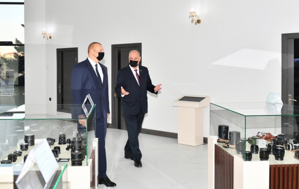 Präsident Ilham Aliyev lernt neues Gebäude von AZERTAC kennen