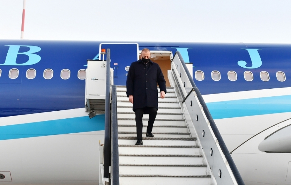 Präsident Ilham Aliyev zu Besuch in Sankt-Petersburg angekommen