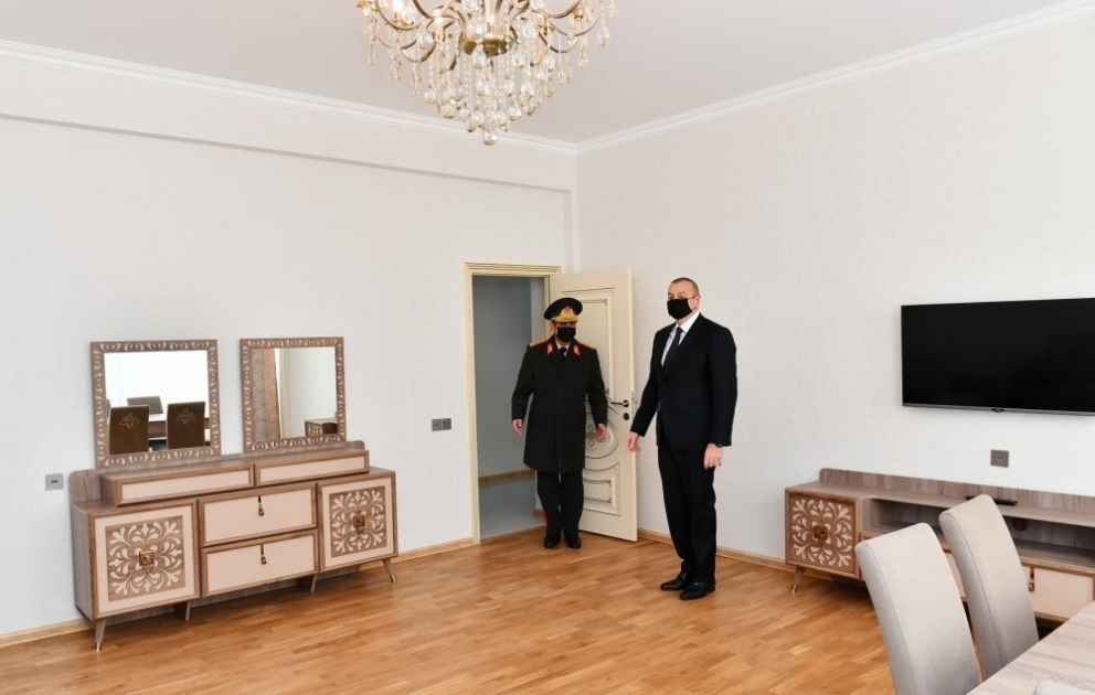 MİDA-nın Hövsan və Yasamal Yaşayış komplekslərində hərbçilər üçün nəzərdə tutulmuş mənzillər istifadəyə verilib
Prezident İlham Əliyev mənzillərlə tanış olub