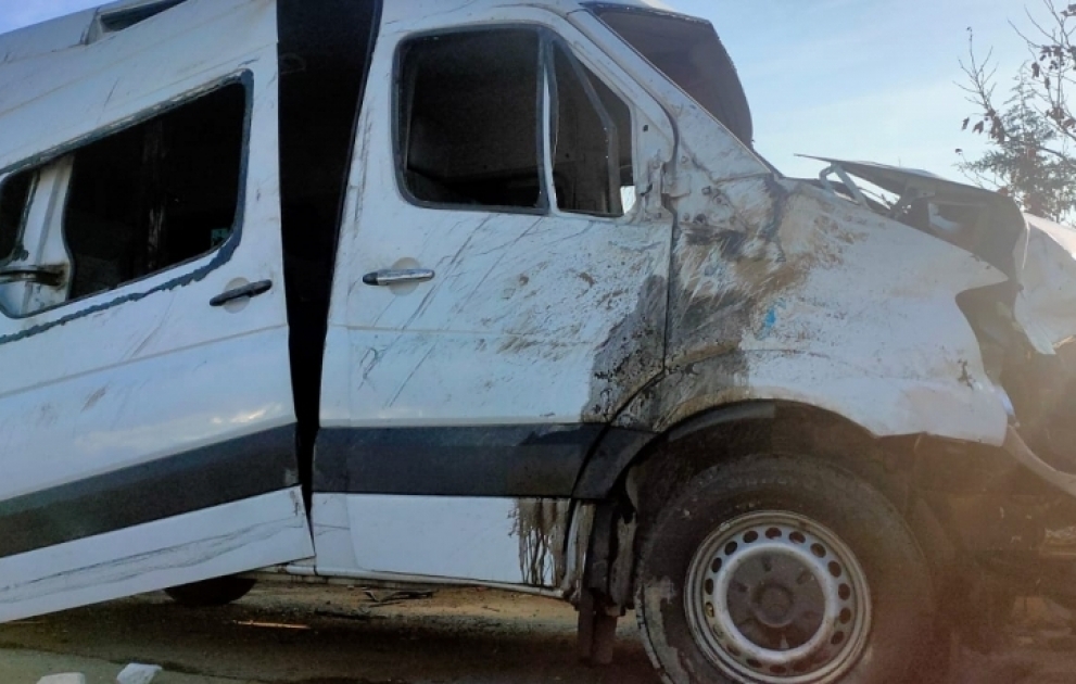 İsmayıllıda sərnişin avtobusu ilə minik avtomobili toqquşdu, 13 nəfər xəsarət aldı