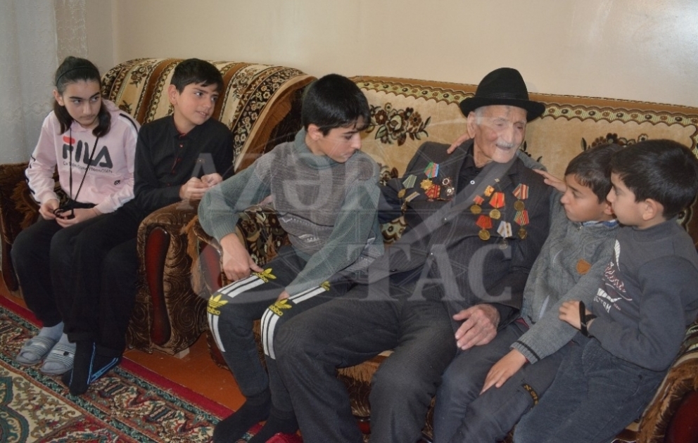 Siyəzəndə yaşayan yüz yaşlı Əmrah babanın uzunömürlülüyünün sirri