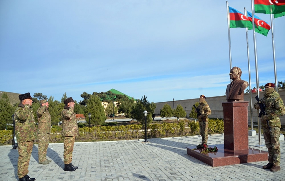 Müdafiə naziri Xüsusi Təyinatlı Qüvvələrin hərbi hissəsində olub