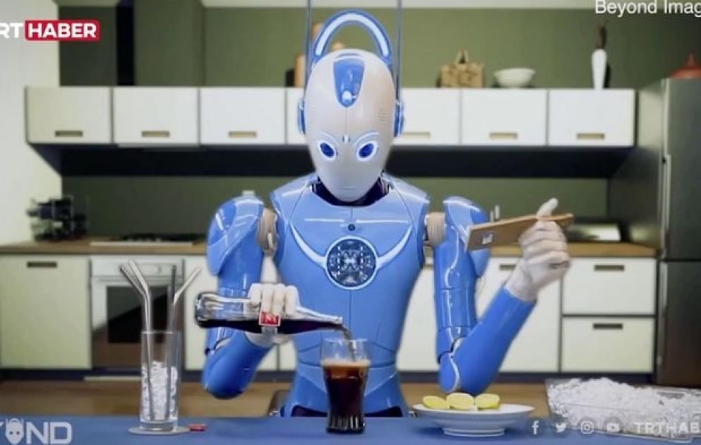 Robot yemək bişirməyi, yük daşımağı bacarır