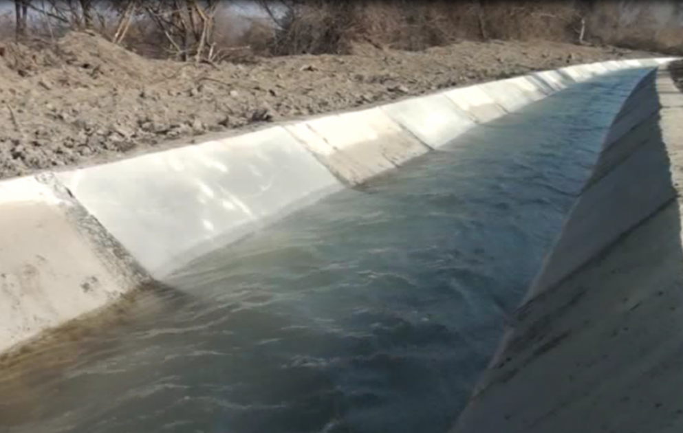 Yevlaxda torpaq məcralı kanal beton üzlüyə alınıb