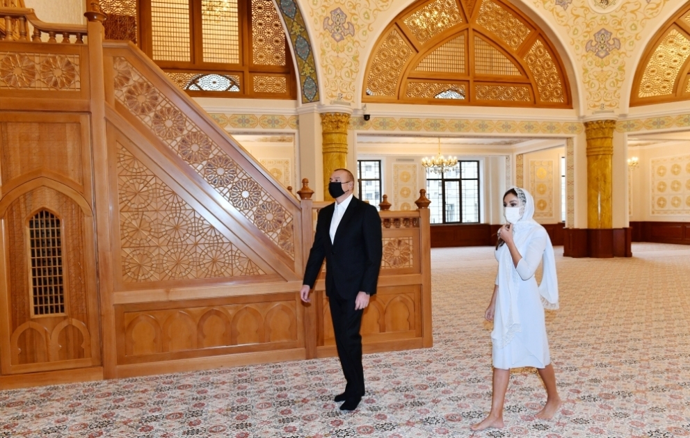 Le président Ilham Aliyev et la première dame Mehriban Aliyeva se familiarisent avec les conditions créées dans le nouveau bâtiment de la mosquée « Khanym Fatimeï Zehra » dans le bourg de Yeni Gunechli
