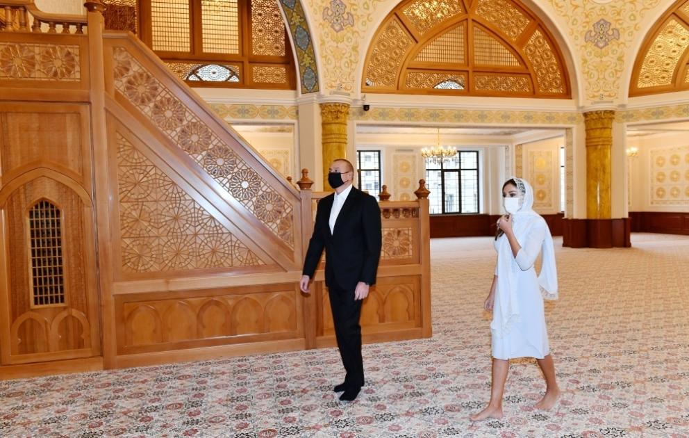 Präsident Ilham Aliyev und First Lady Mehriban Aliyeva lernen neues Moscheegebäude im Surakhani Rayon von Baku kennen