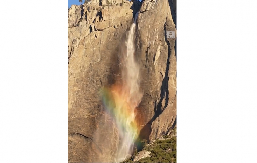 Yosemite şəlaləsinin əsrarəngiz mənzərəsi