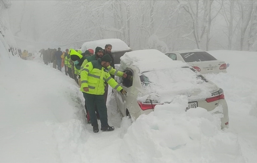 Snow tourists die trapped in cars in Pakistan