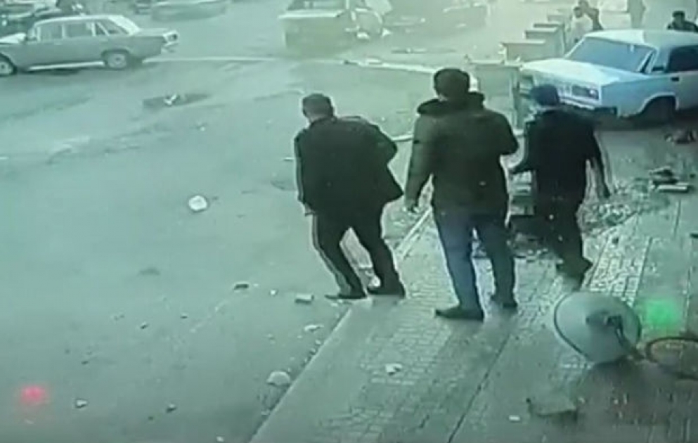 Avtomobil üç maşına çırpılıb mağazaya girdi