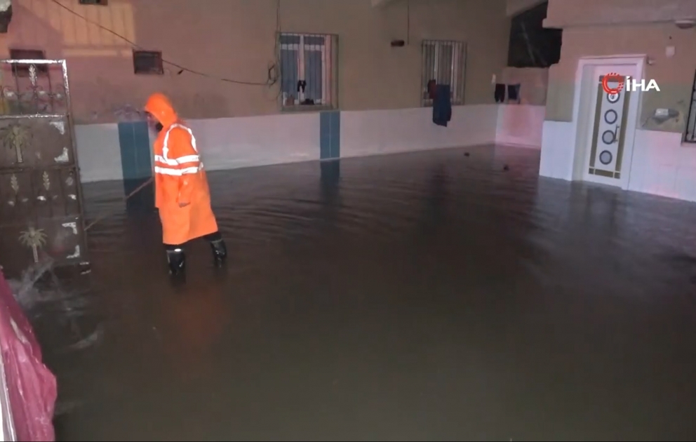 Türkiyədə güclü yağış yolu çökdürdü
