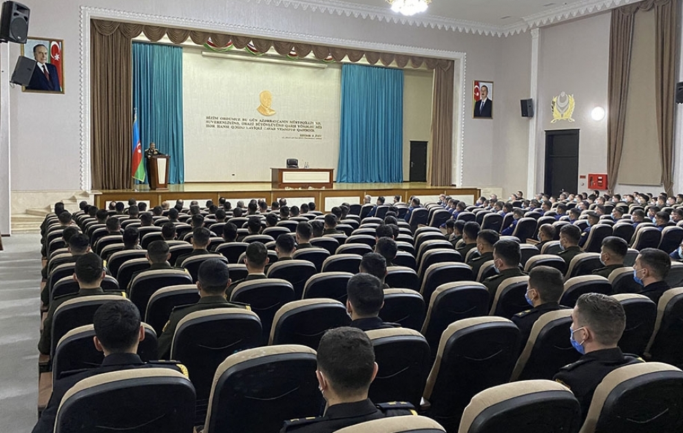 Müdafiə naziri Ali Hərbi Məktəbin şəxsi heyəti ilə görüşüb