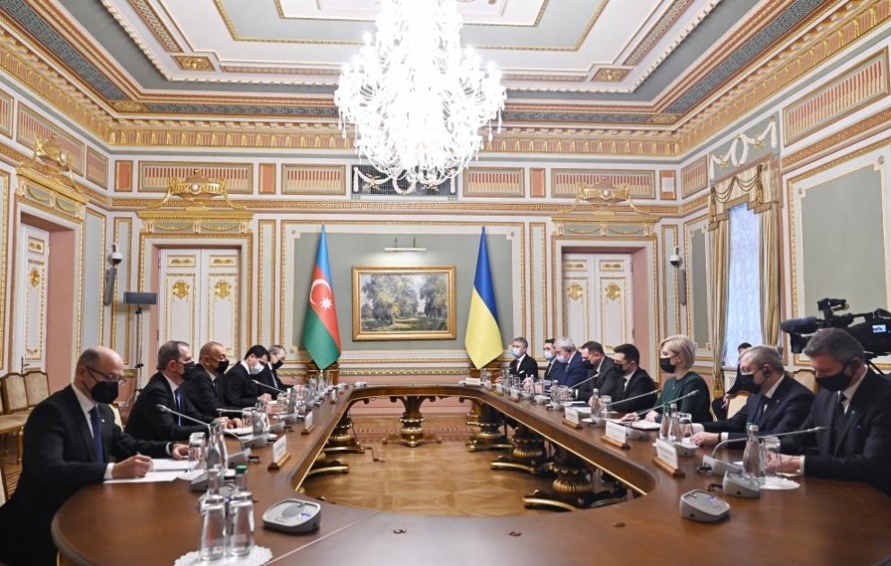 Kiev : les présidents azerbaïdjanais et ukrainien ont eu un entretien élargi aux délégations