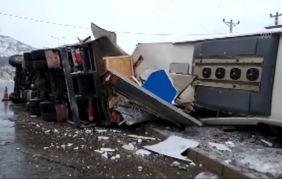 Türkiyədə avtobus qəzası: 1 nəfər ölüb, 15 nəfər xəsarət alıb