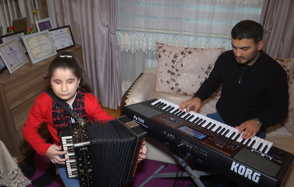 Görmə məhdudiyyətli 10 yaşlı qarmon ifaçısı