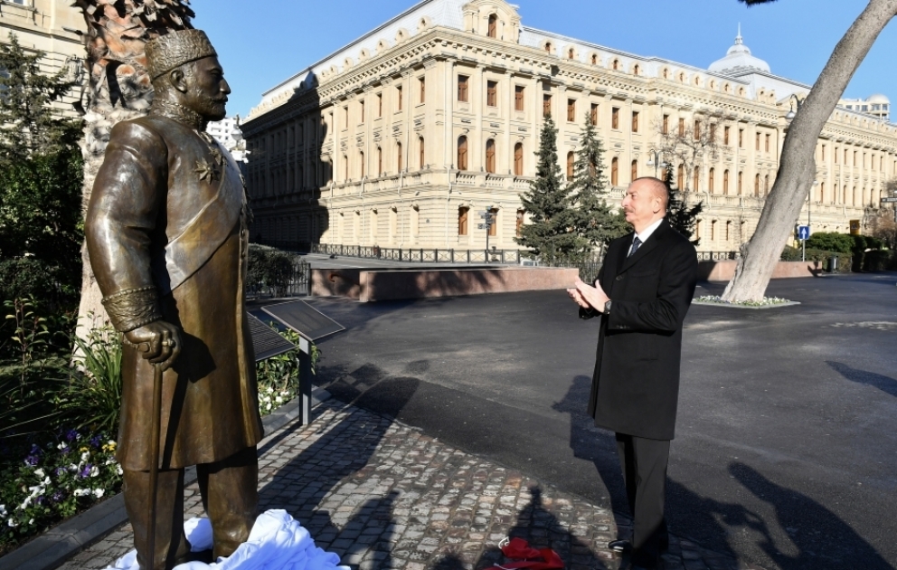 Präsident Ilham Aliyev weiht für Philanthropen Hadschi Zeynalabdin Tagiyev in Baku errichtetes Denkmal ein