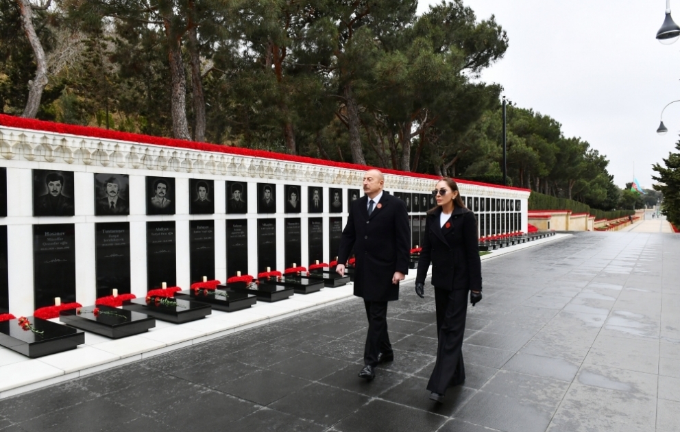 Prezident İlham Əliyev və birinci xanım Mehriban Əliyeva 20 Yanvar faciəsinin 32-ci ildönümü ilə əlaqədar Şəhidlər xiyabanını ziyarət ediblər