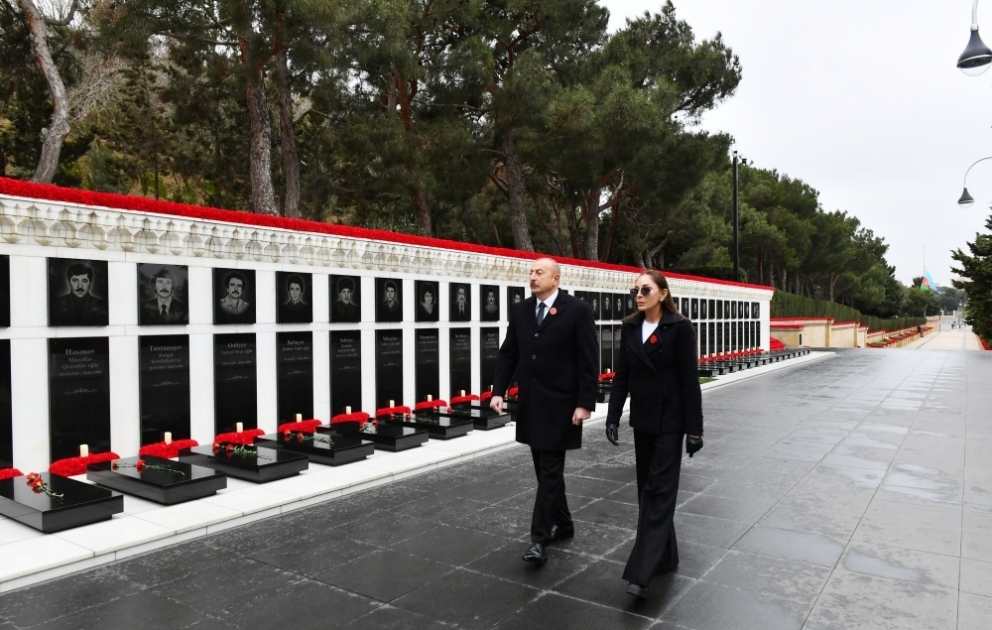 Le président Ilham Aliyev et la première dame Mehriban Aliyeva visitent l’Allée des Martyrs à l’occasion du 32e anniversaire de la tragédie du 20 Janvier