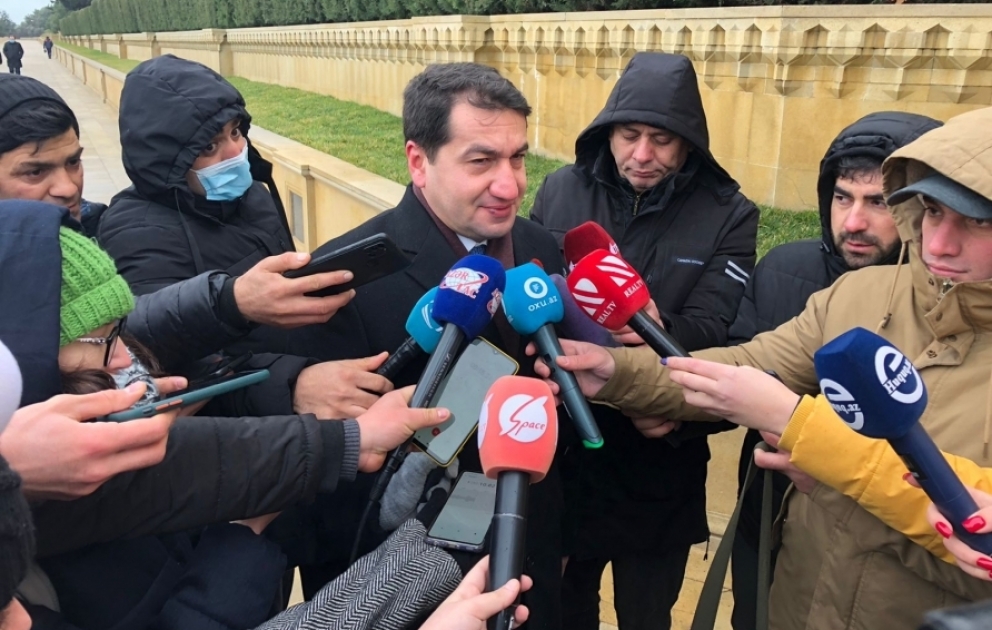 Hikmət Hacıyev: Bu gün Azərbaycan xalqı qəhrəman, məğrur, qürurlu xalq olaraq 20 Yanvar faciəsinin qurbanlarının xatirəsini anır