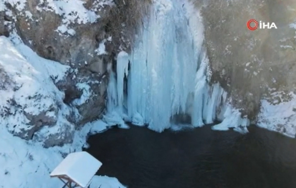 Donmuş  şəlalənin əsrarəngiz görüntüləri