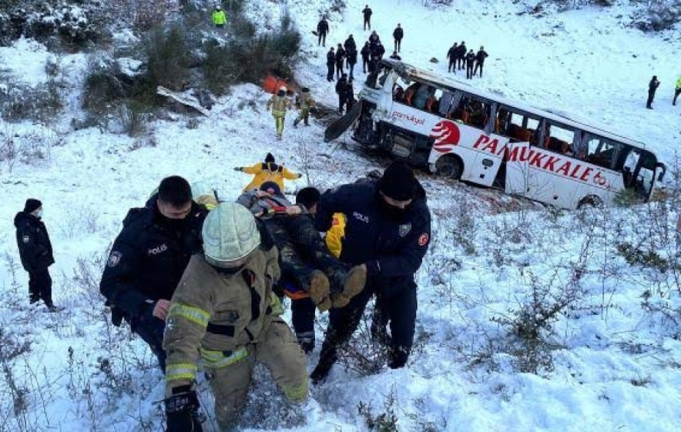 İstanbulda sərnişin avtobusu aşıb, ölən və yaralananlar var