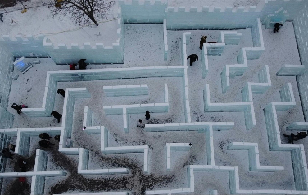 Labyrinth aus fast 3000 Eisblöcken