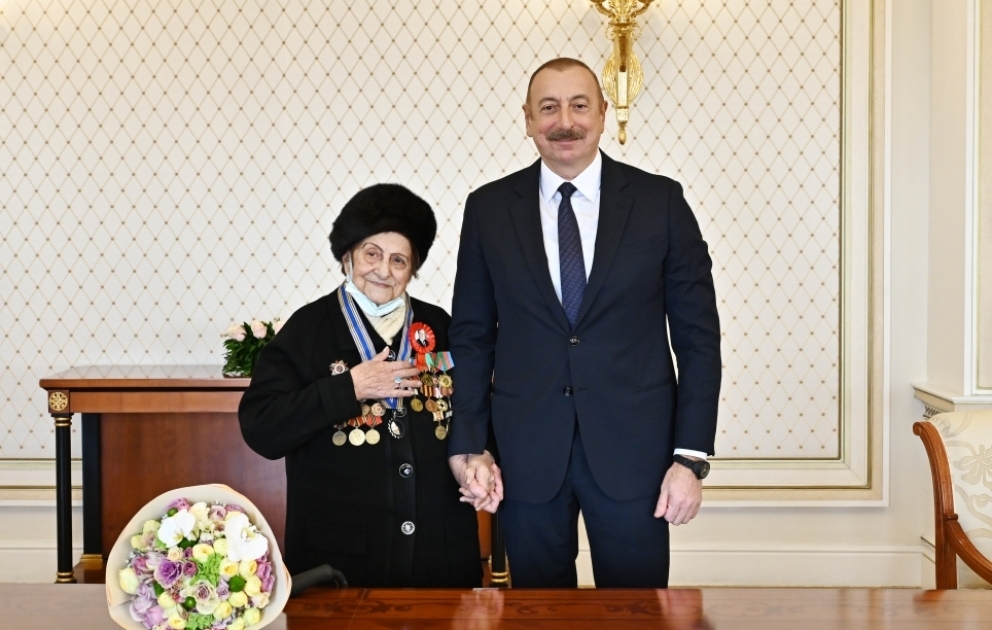 Президент Ильхам Алиев вручил председателю Организации ветеранов войны, труда и Вооруженных сил Фатме Саттаровой орден «Истиглал»