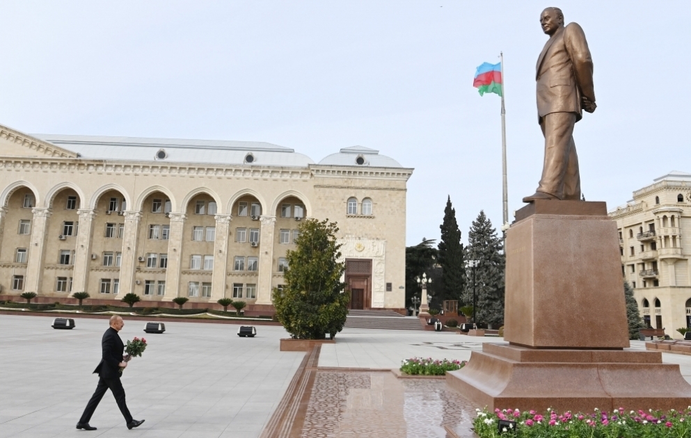 Prezident İlham Əliyev Gəncədə ümummilli lider Heydər Əliyevin abidəsini ziyarət edib