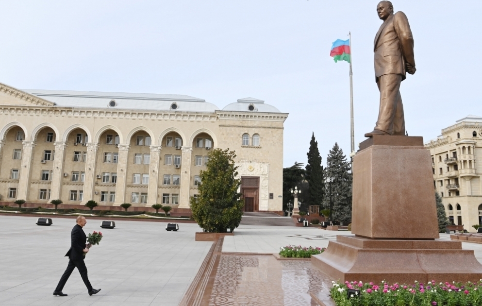 President Ilham Aliyev visited statue of national leader Heydar Aliyev in Ganja