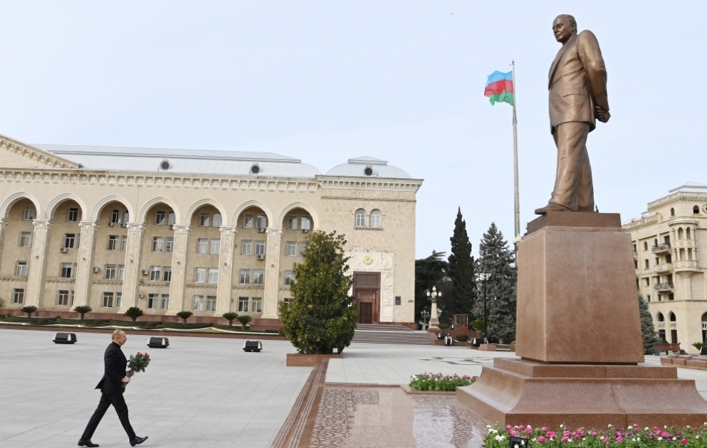 Ganja: Präsident Ilham Aliyev besucht Denkmal von Nationalleader Heydar Aliyev