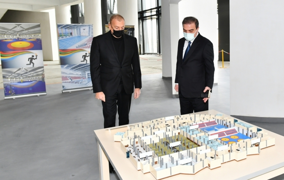 Präsident Ilham Aliyev inspiziert Bauarbeiten am Sportpalast in Ganja